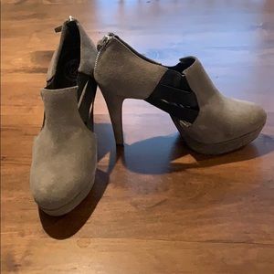 Jessica Simpson , gray suede heels